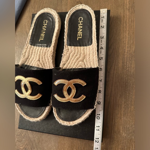Chanel Women’s slides size 40 in black and gold - Picture 9 of 10